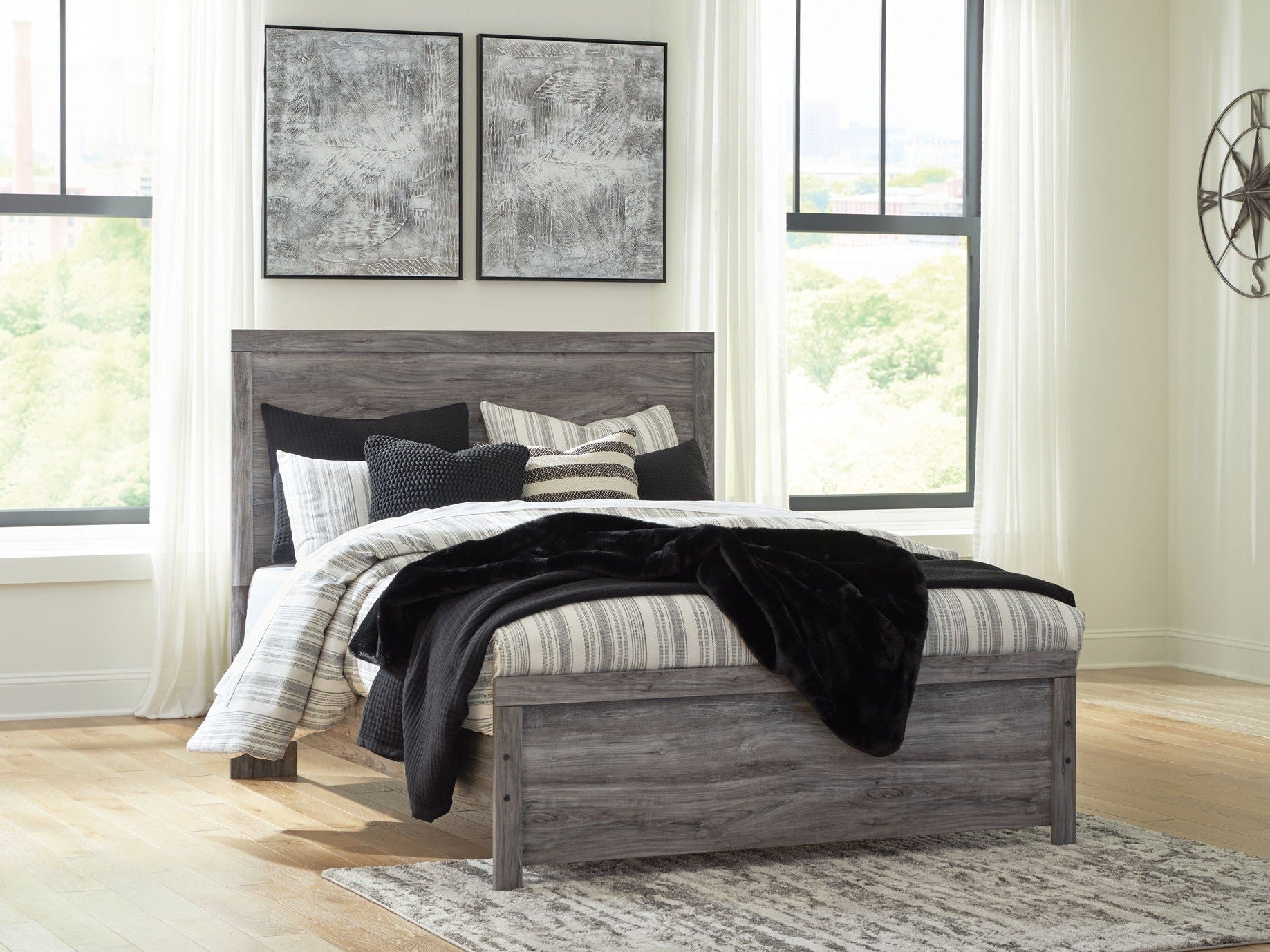 Bronyan - Panel Bed