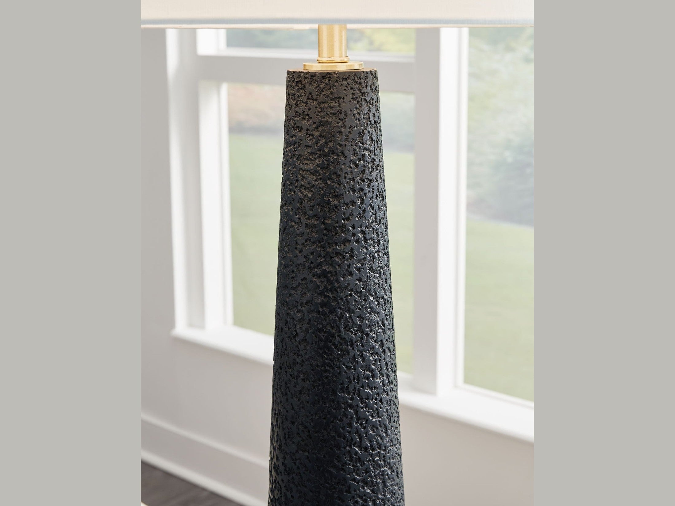 Hallburg - Poly Floor Lamp - Black
