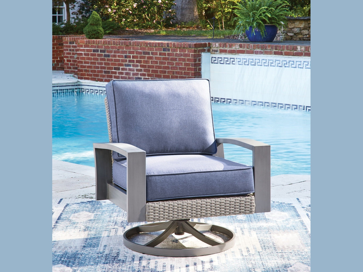 Dillon Beach - Swivel Lounge With Cushion - Blue / Gray