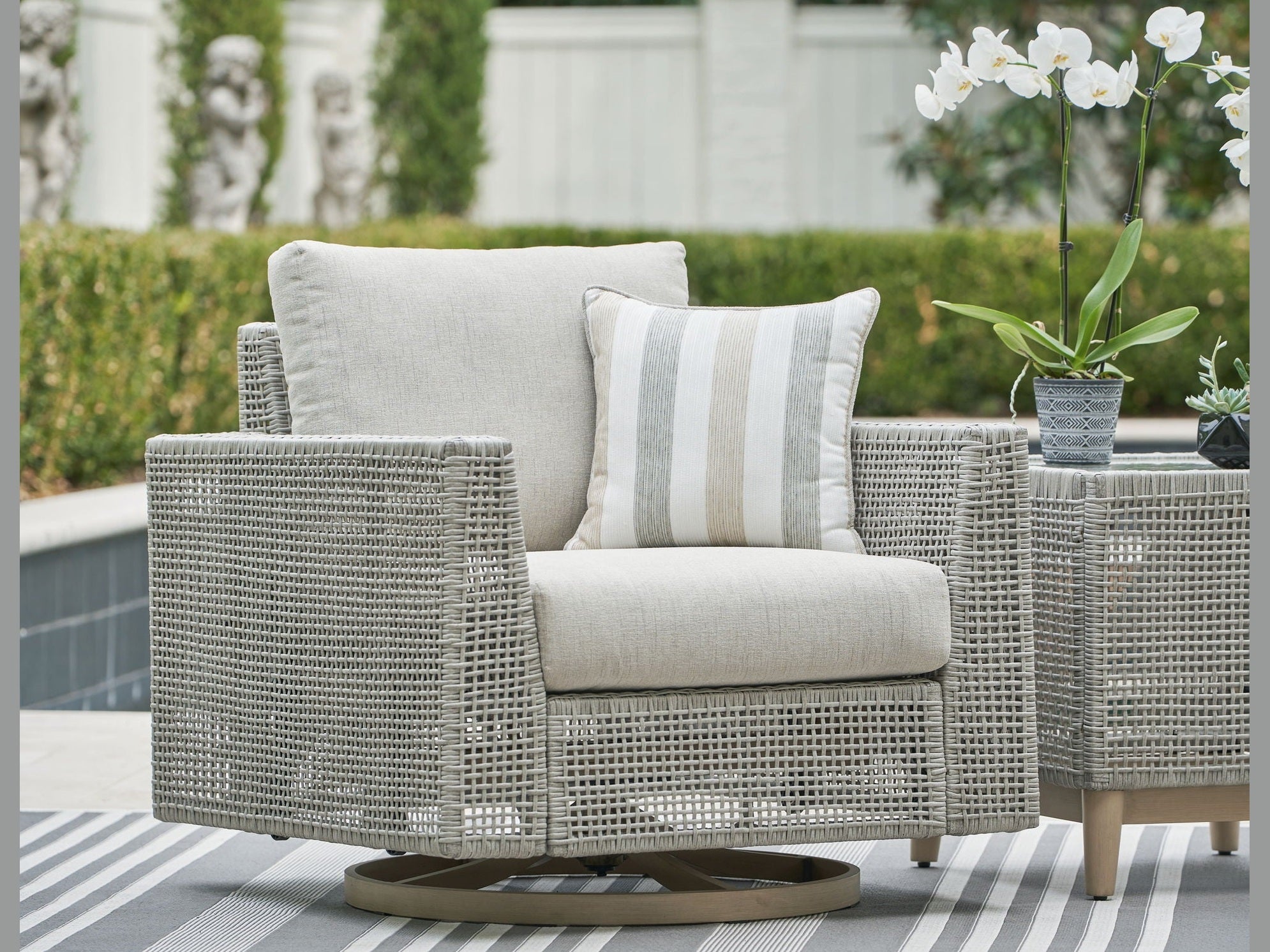 Seton Creek - Swivel Lounge With Cushion - Gray