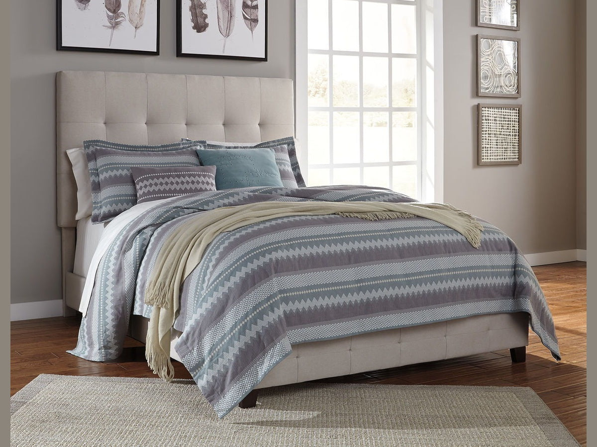 Culverbach - 5 Pc. - Dresser, Mirror, Queen Upholstered Bed, 2 Nightstands - Gray