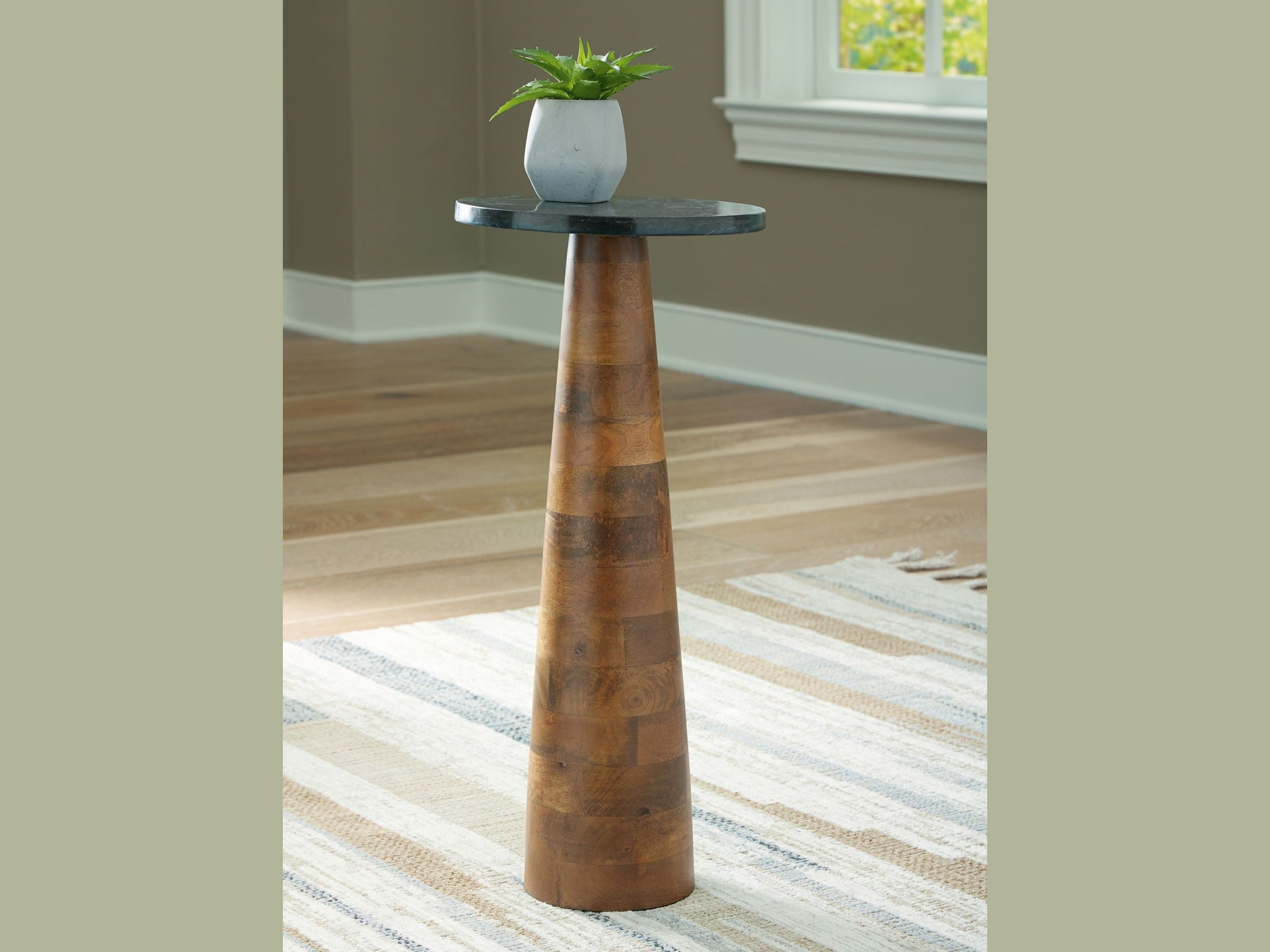 Quinndon - Accent Table - Brown / Black