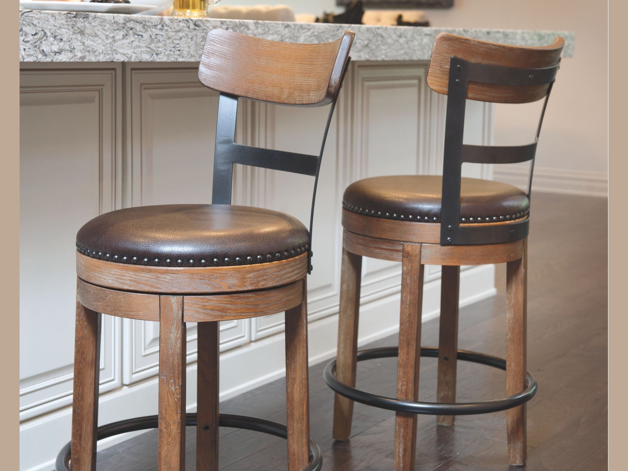 Pinnadel - Swivel Barstool