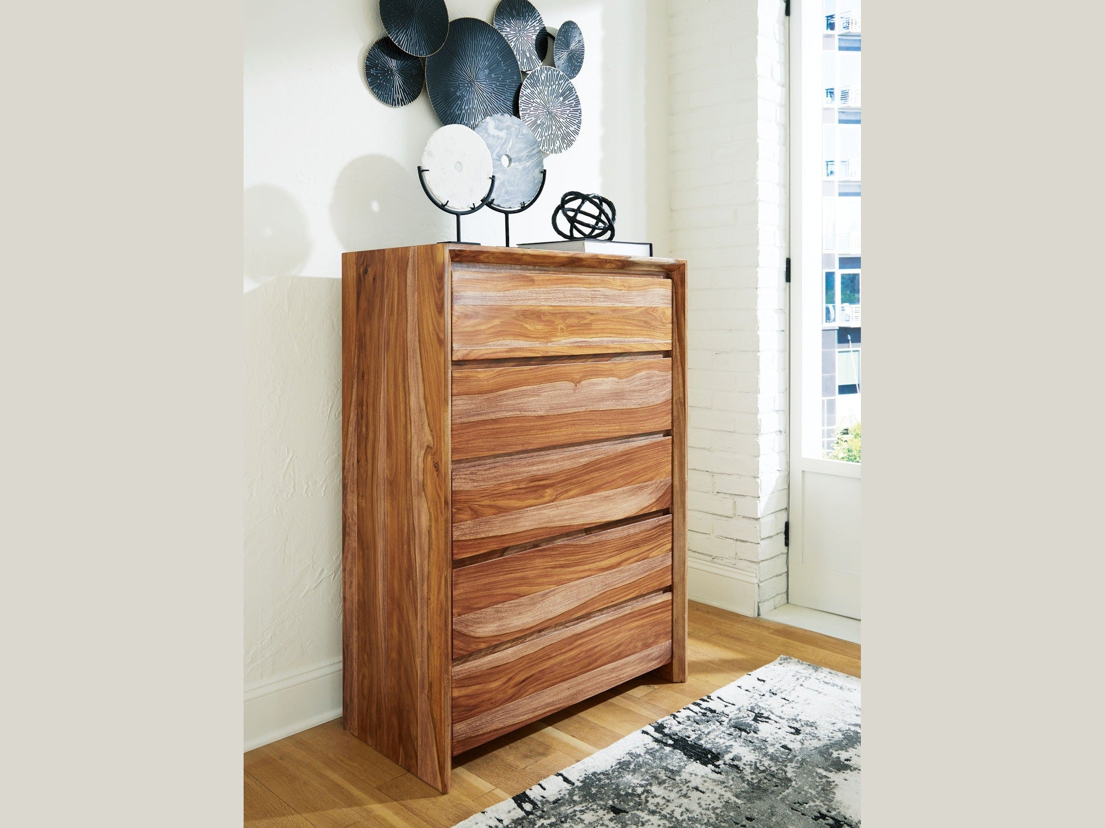 Dressonni - Five Drawer Chest - Brown