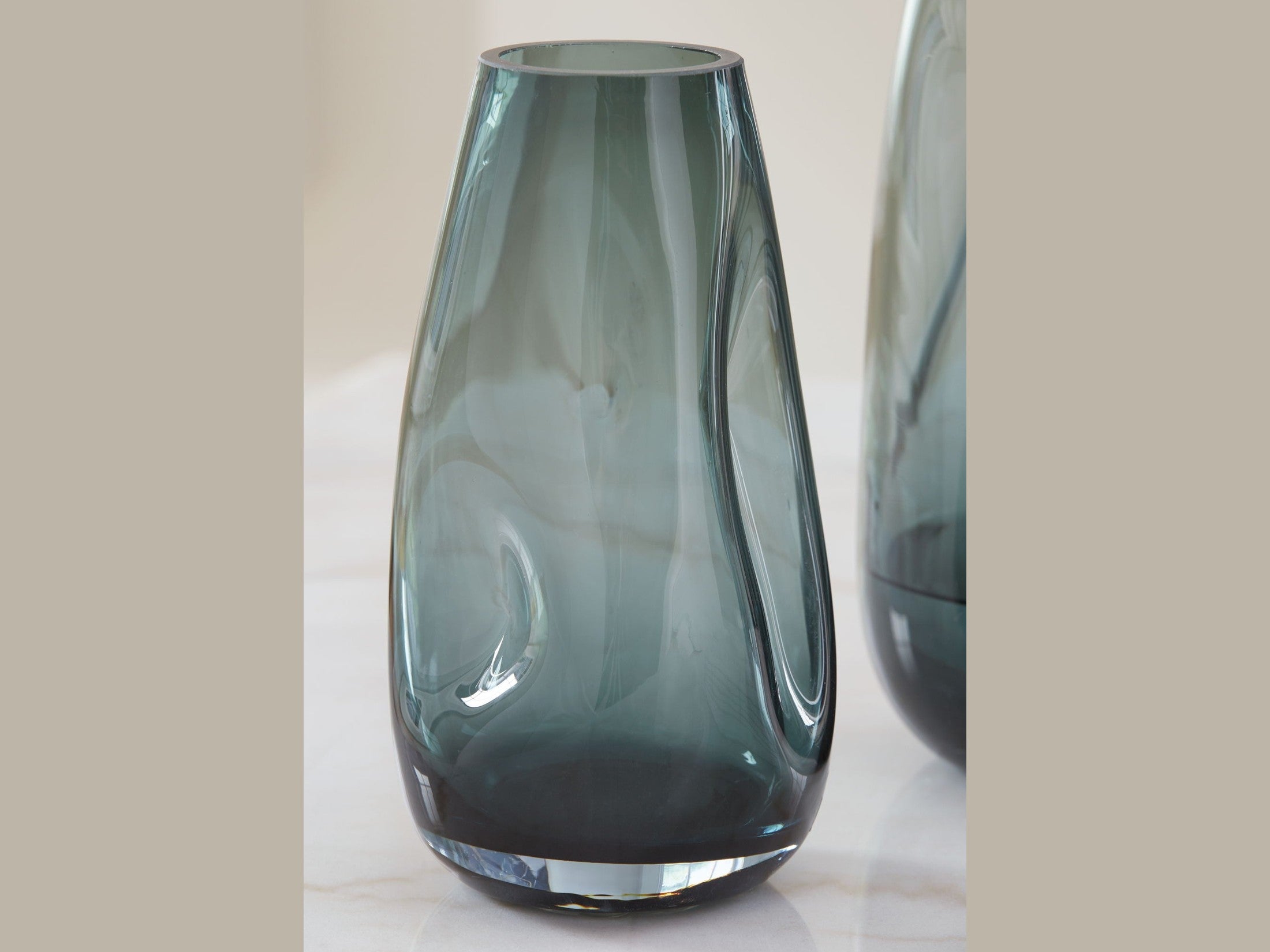 Beamund - Vase - 9"