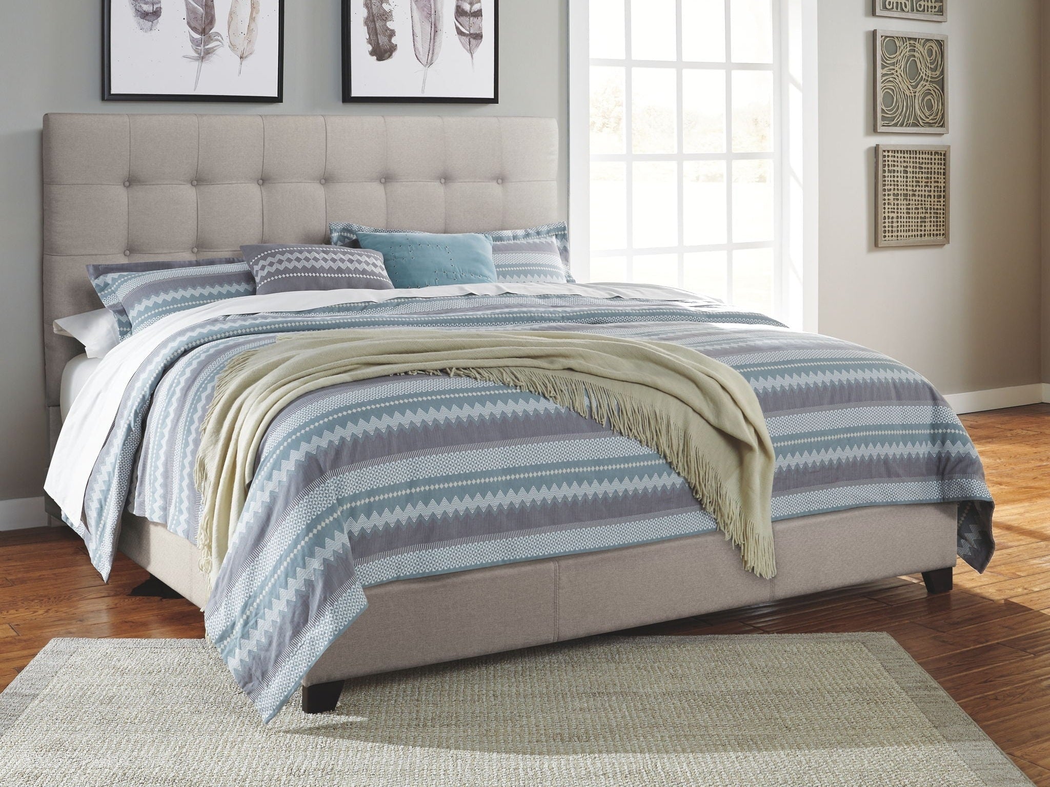 Dolante - Upholstered Bed