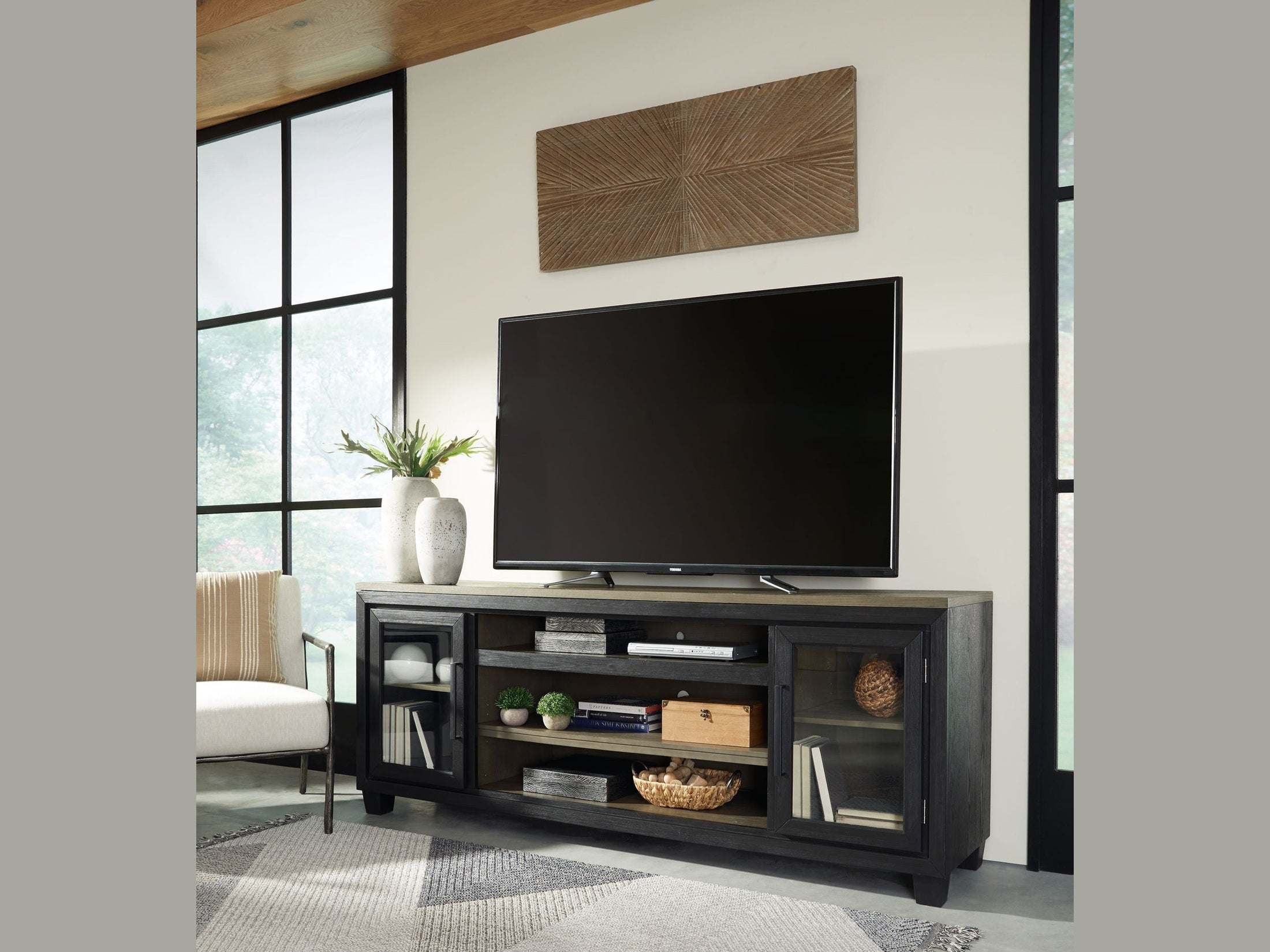 Foyland - XL TV Stand w/Fireplace Option - Black / Brown