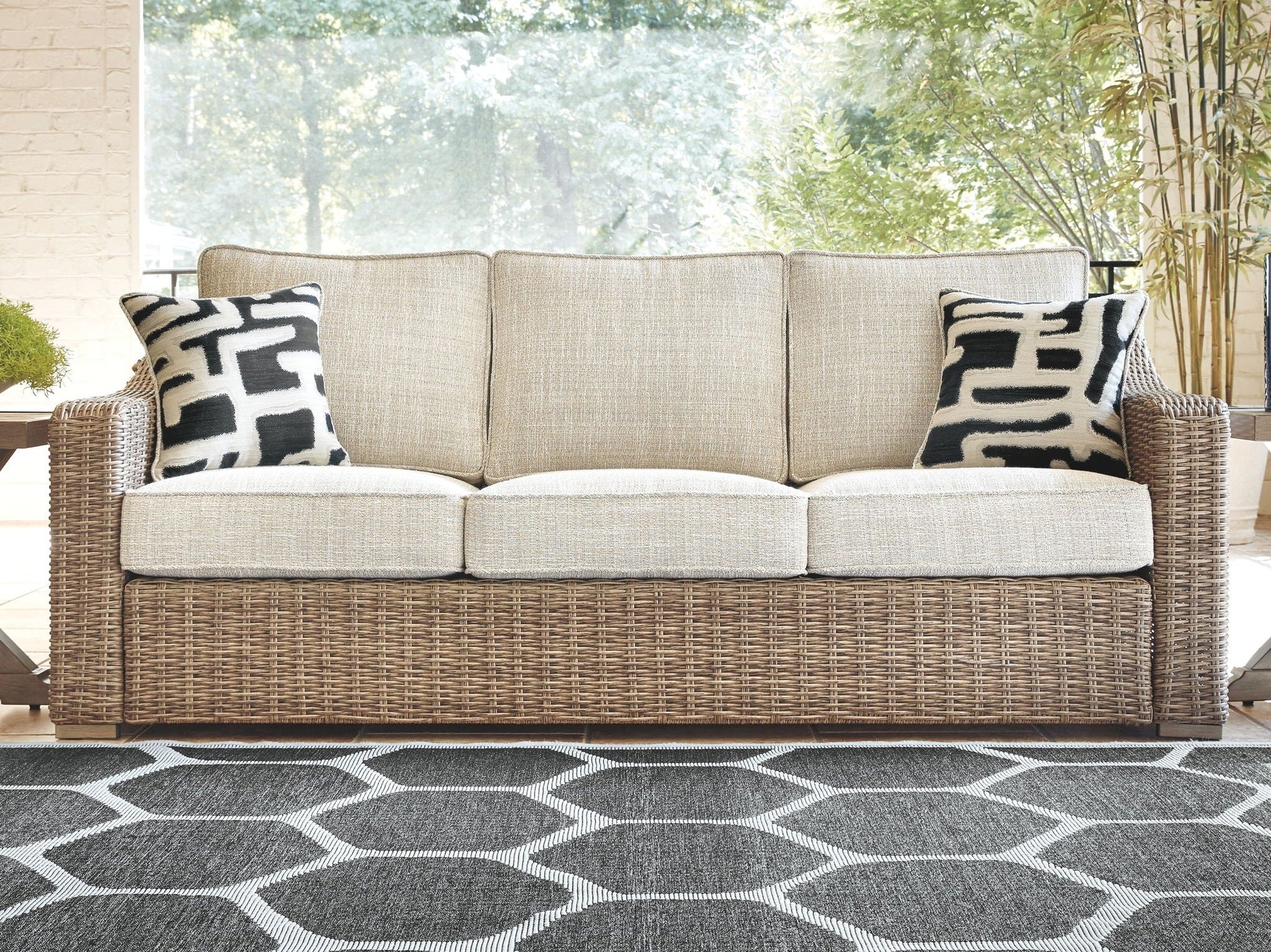 Beachcroft - Sofa With Cushion
