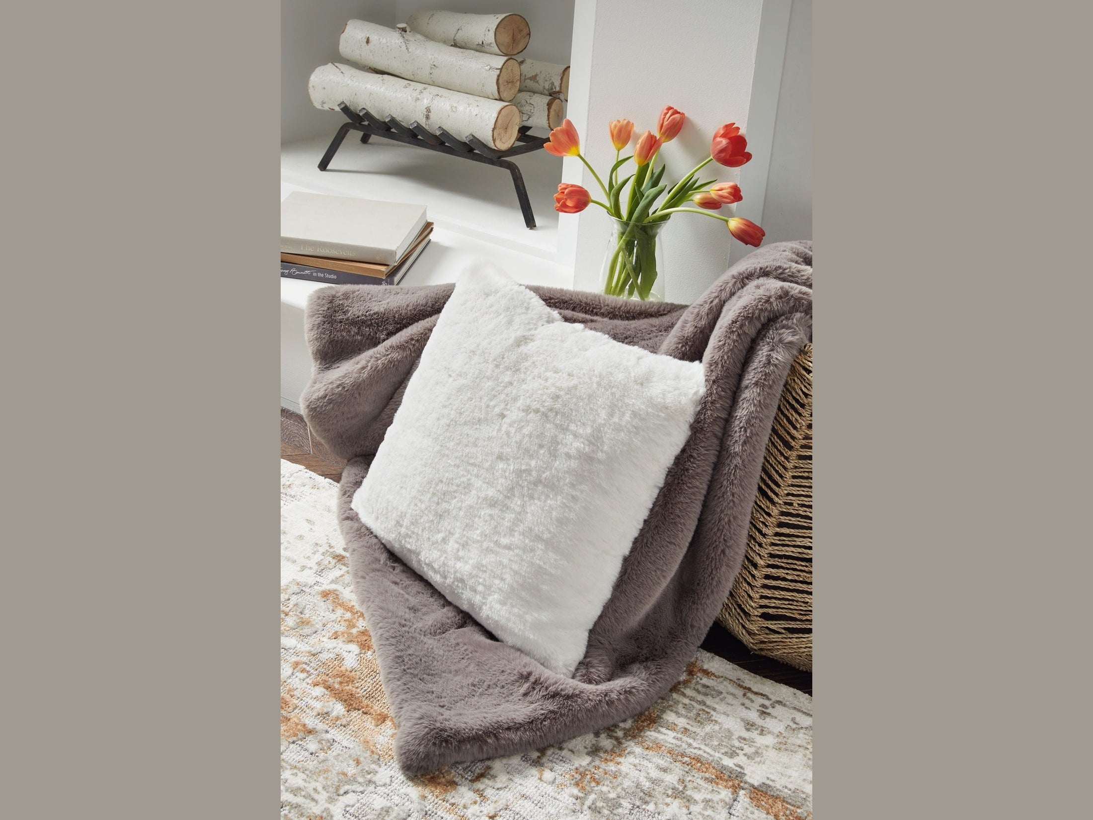 Gariland - Faux Fur Pillow