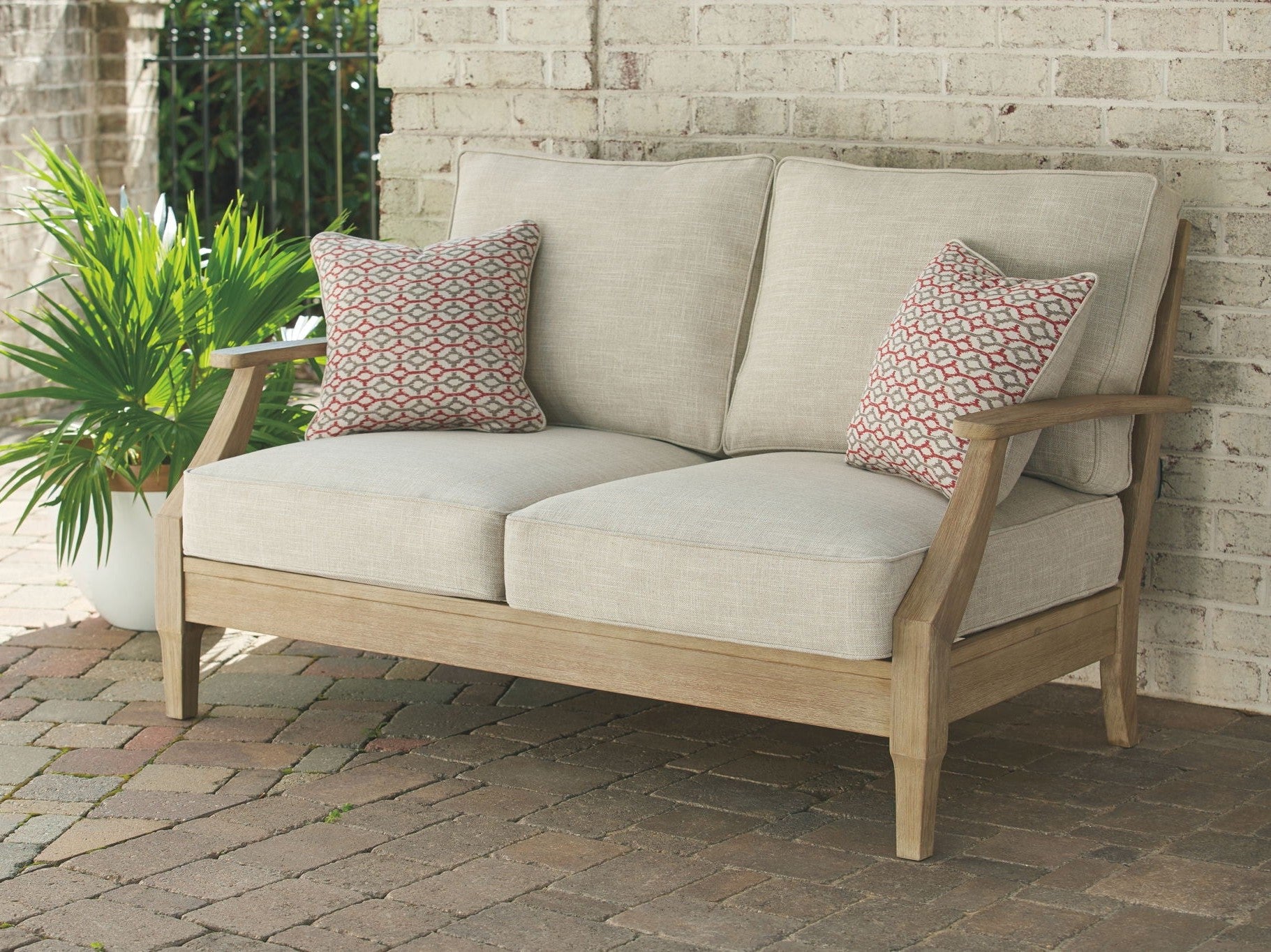 Clare View - Loveseat w/Cushion - Beige