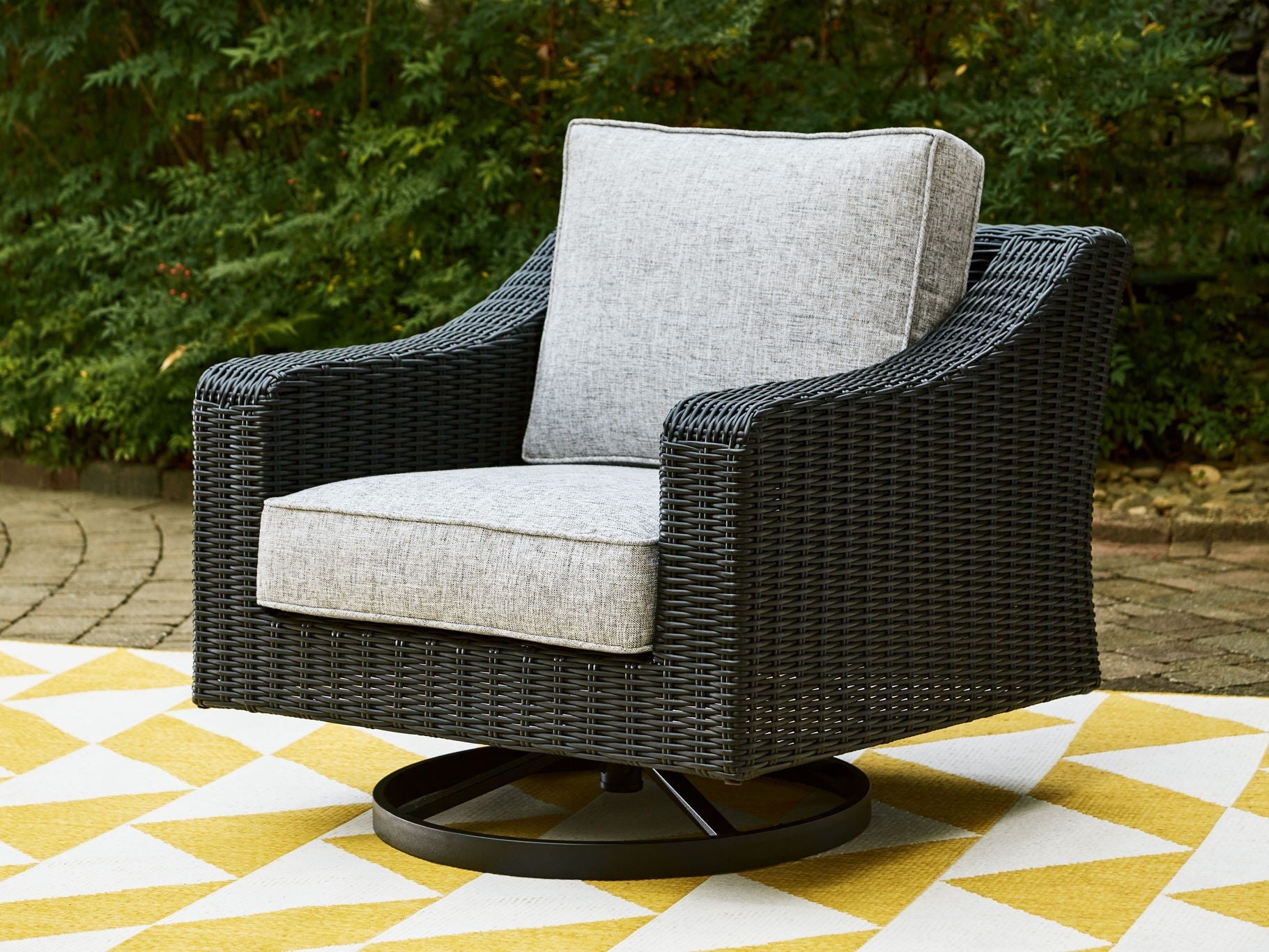 Beachcroft - Swivel Lounge Chair