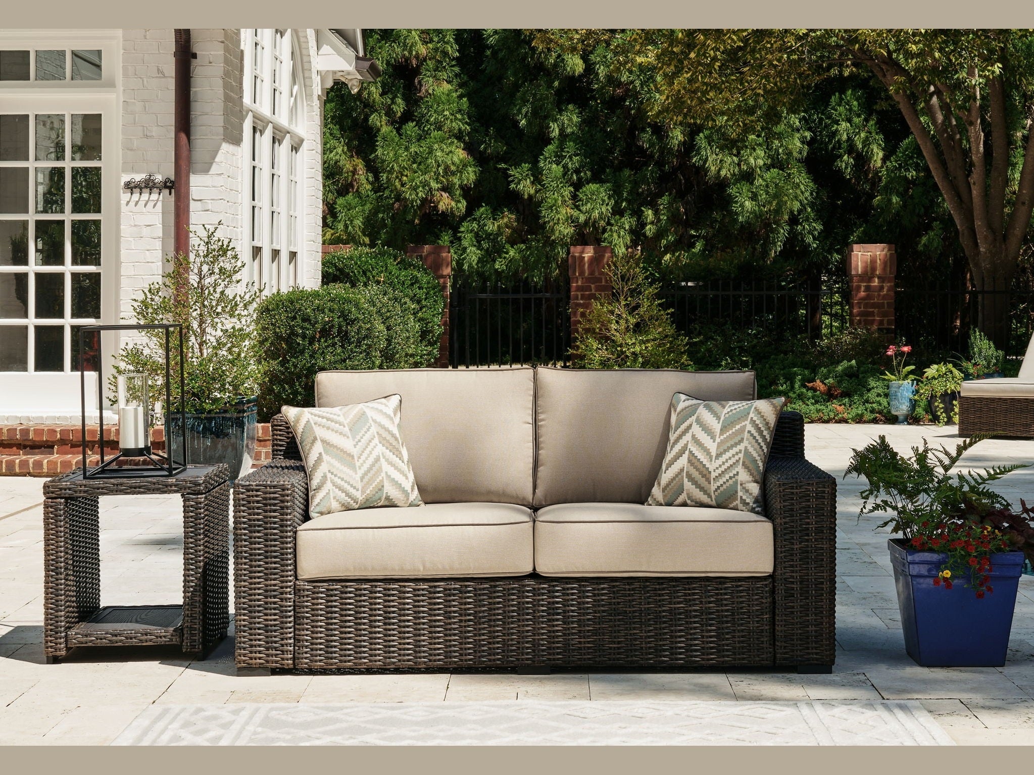 Coastline Bay - Loveseat W/Cushion - Brown