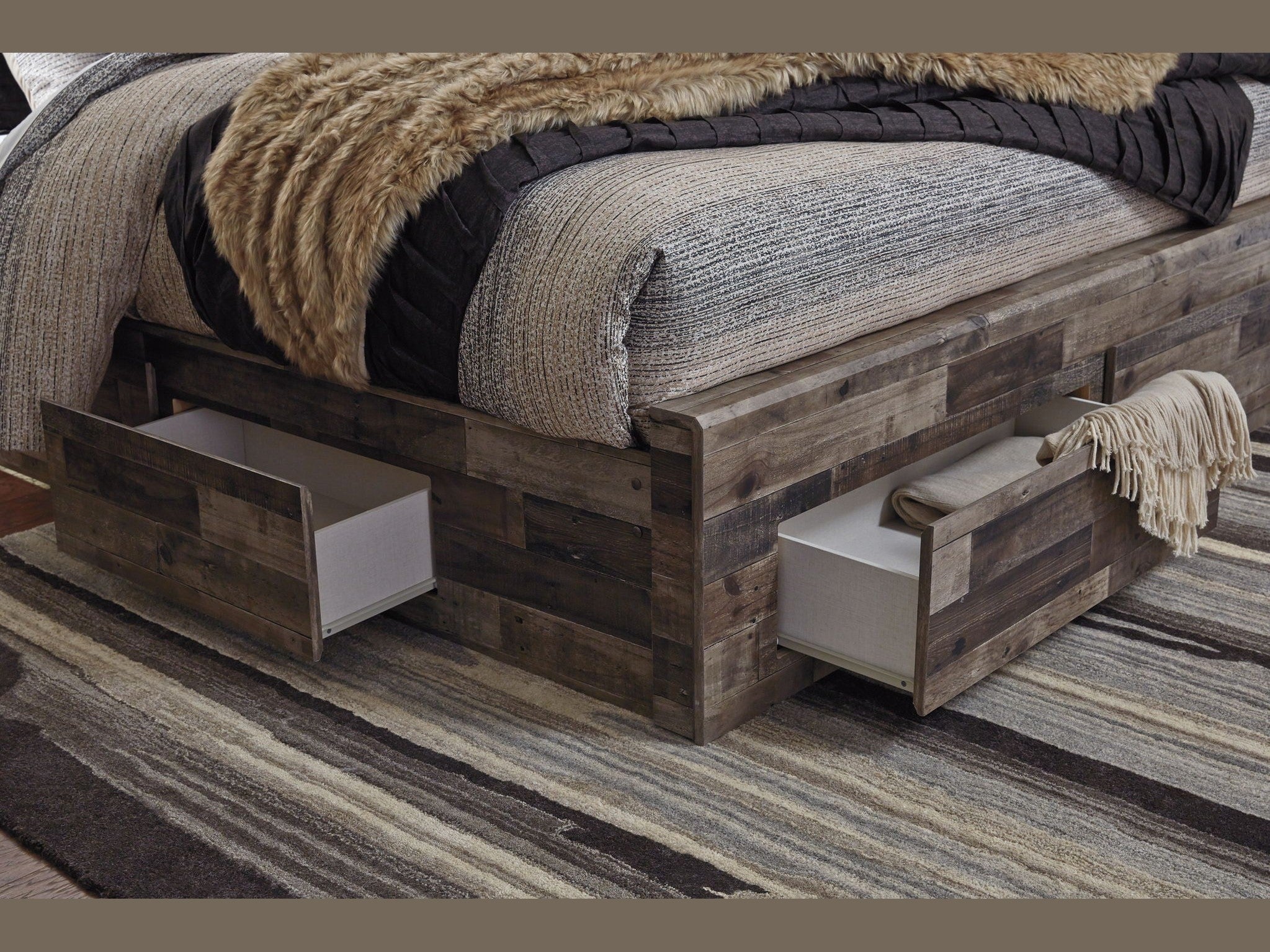 Derekson - Panel Bed