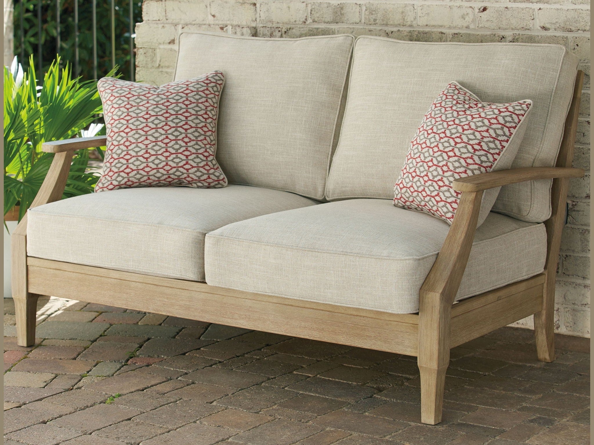 Clare View - Loveseat w/Cushion - Beige