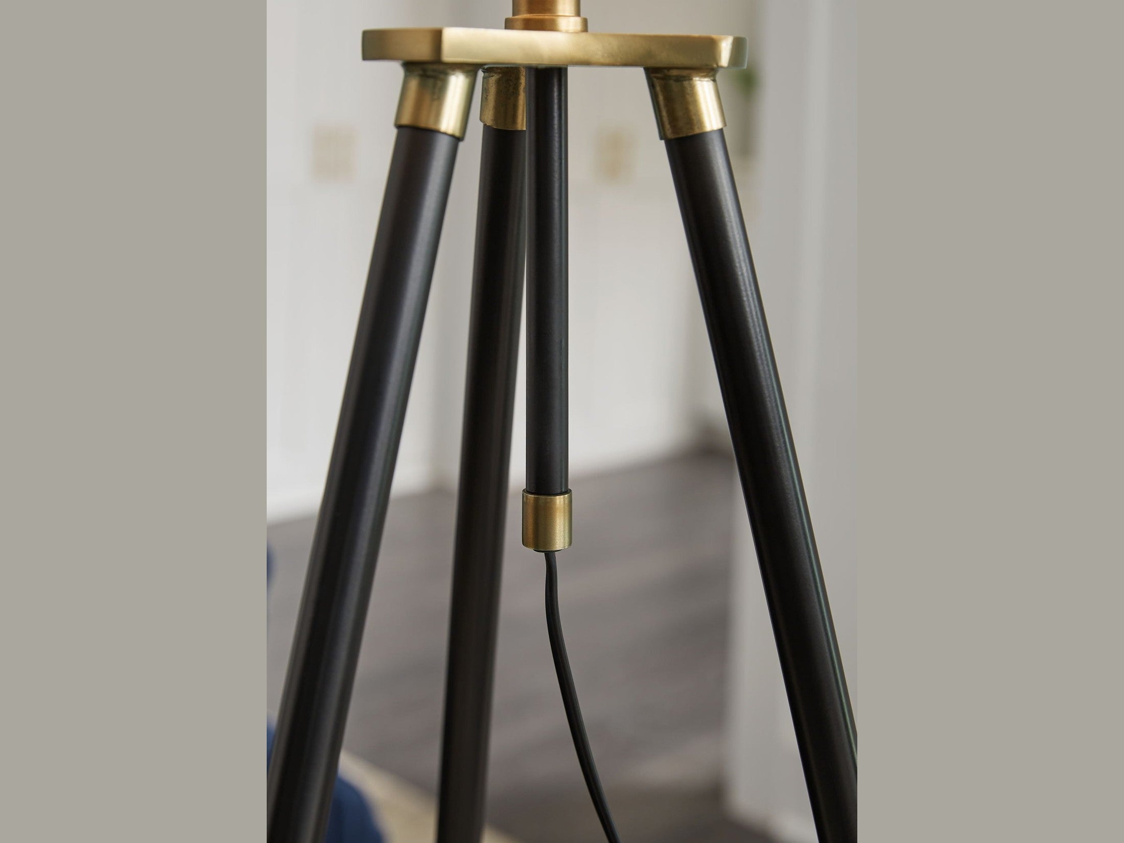 Cashner - Metal Floor Lamp - Black / Gold Finish