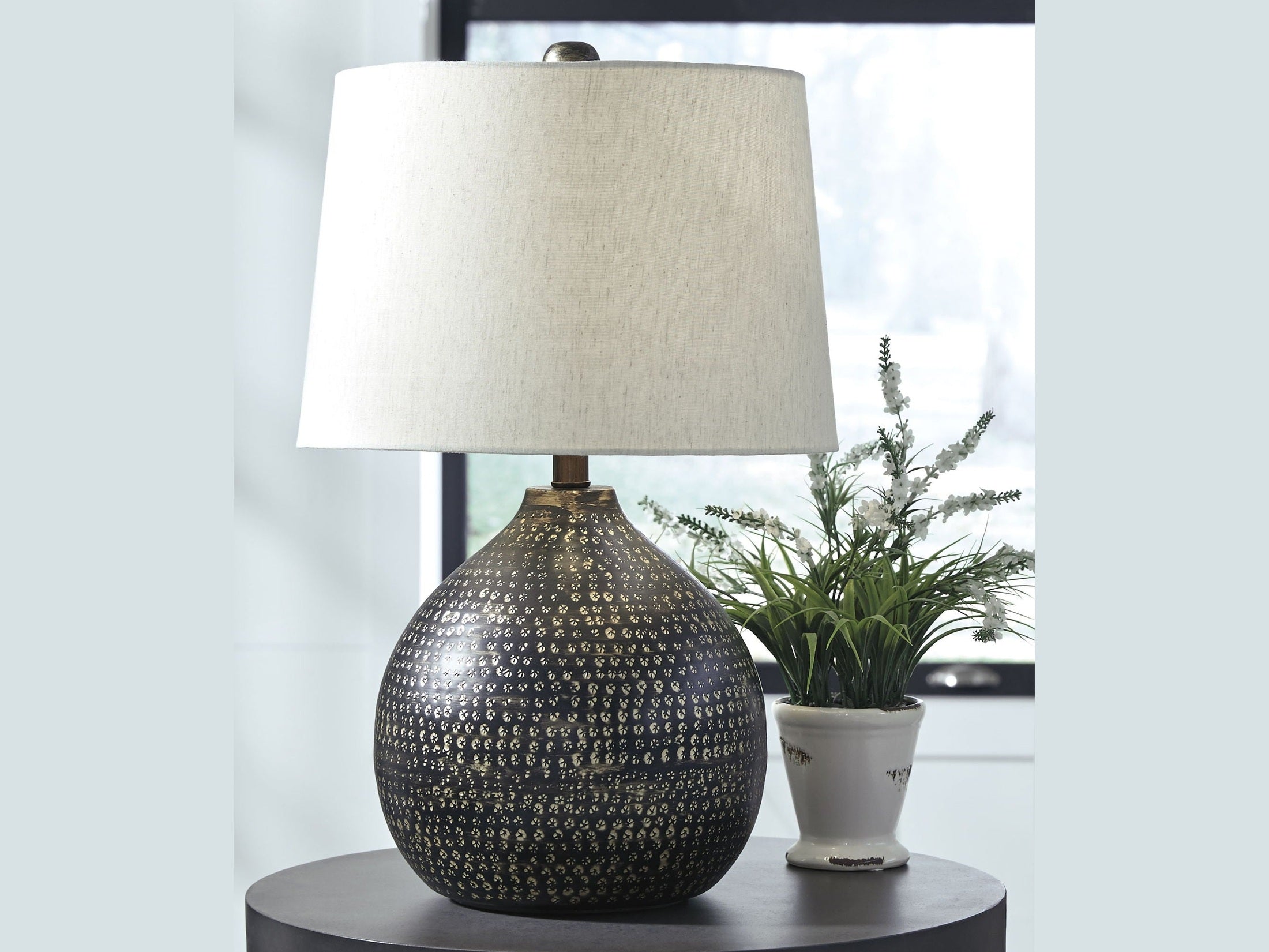 Maire - Metal Table Lamp  - Black / Gold Finish