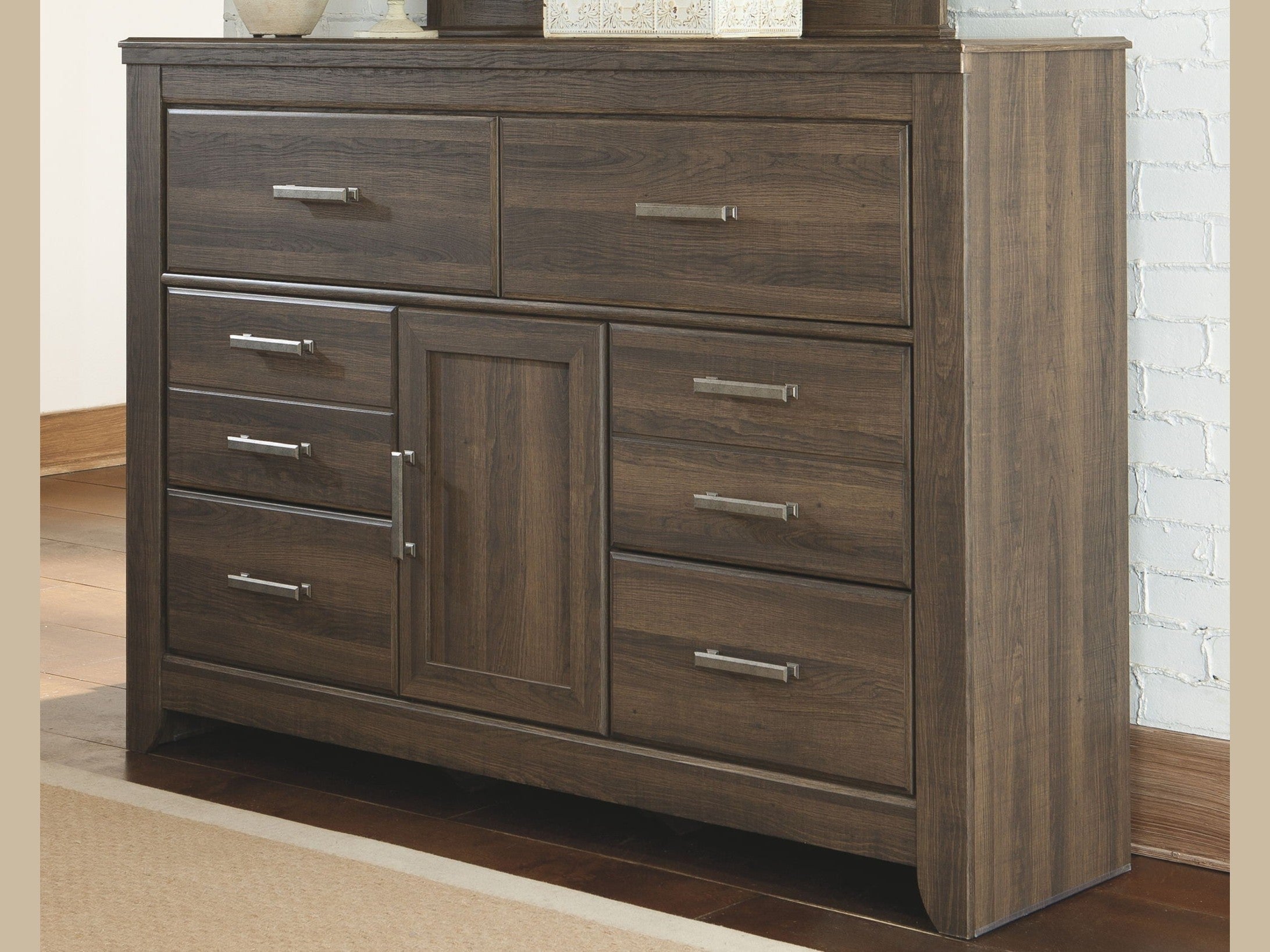 Juararo - Dresser