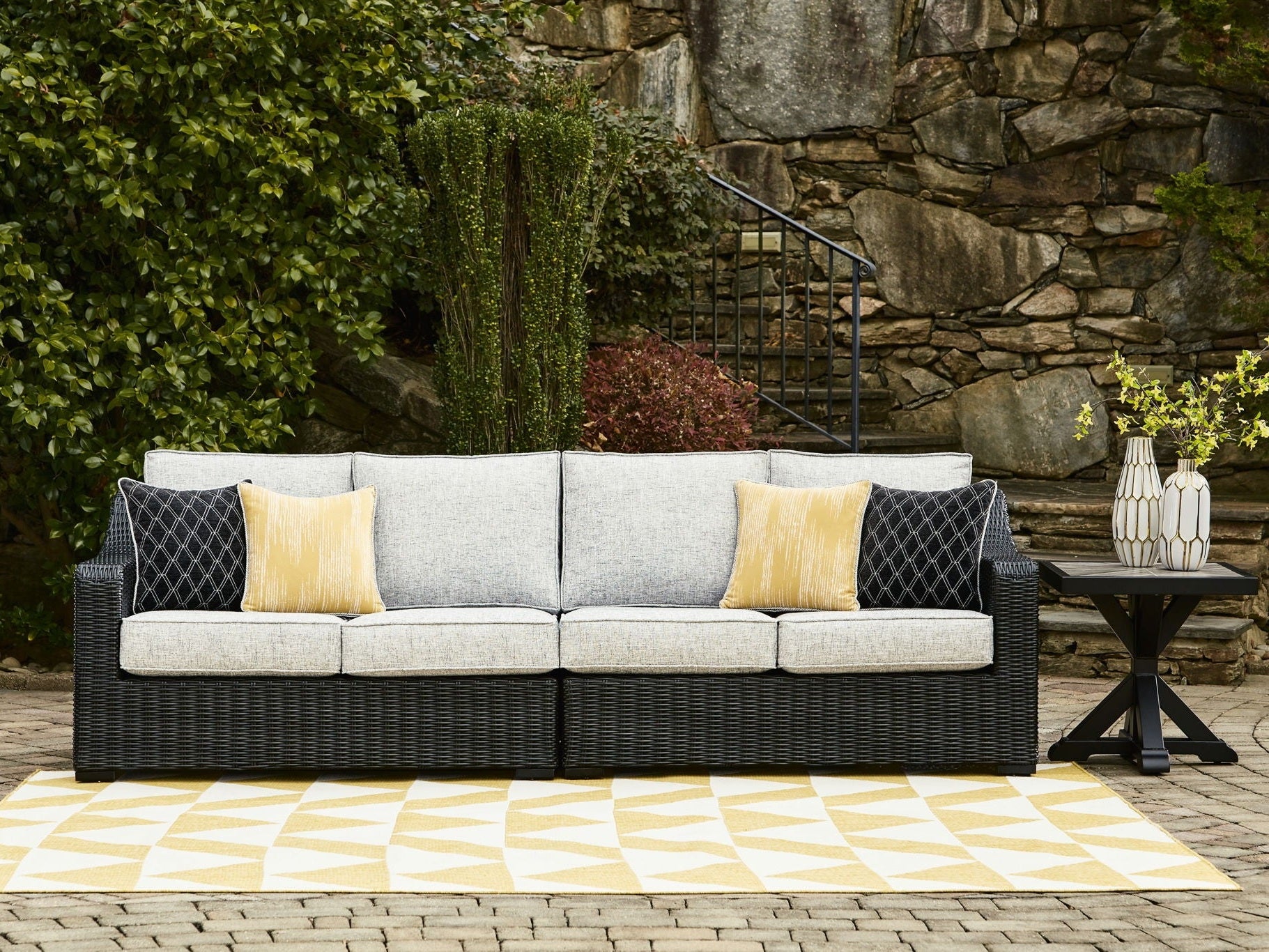Beachcroft - 2-Piece Outdoor Loveseat with Cushion - Black / Light Gray