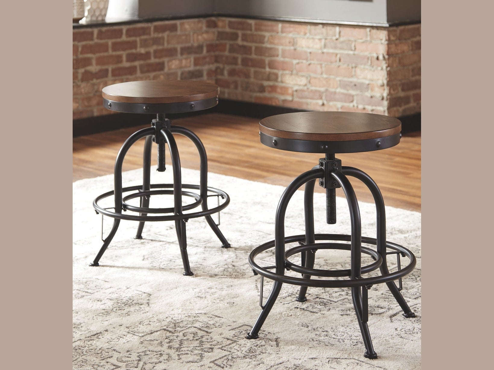 Valebeck - Swivel Barstool (Set of 2)