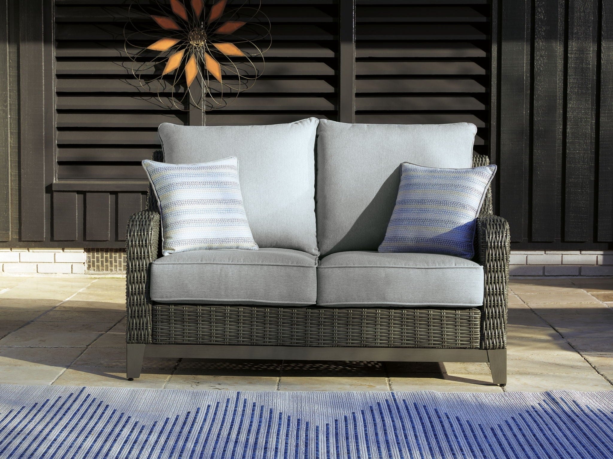Elite Park - Loveseat w/Cushion - Gray
