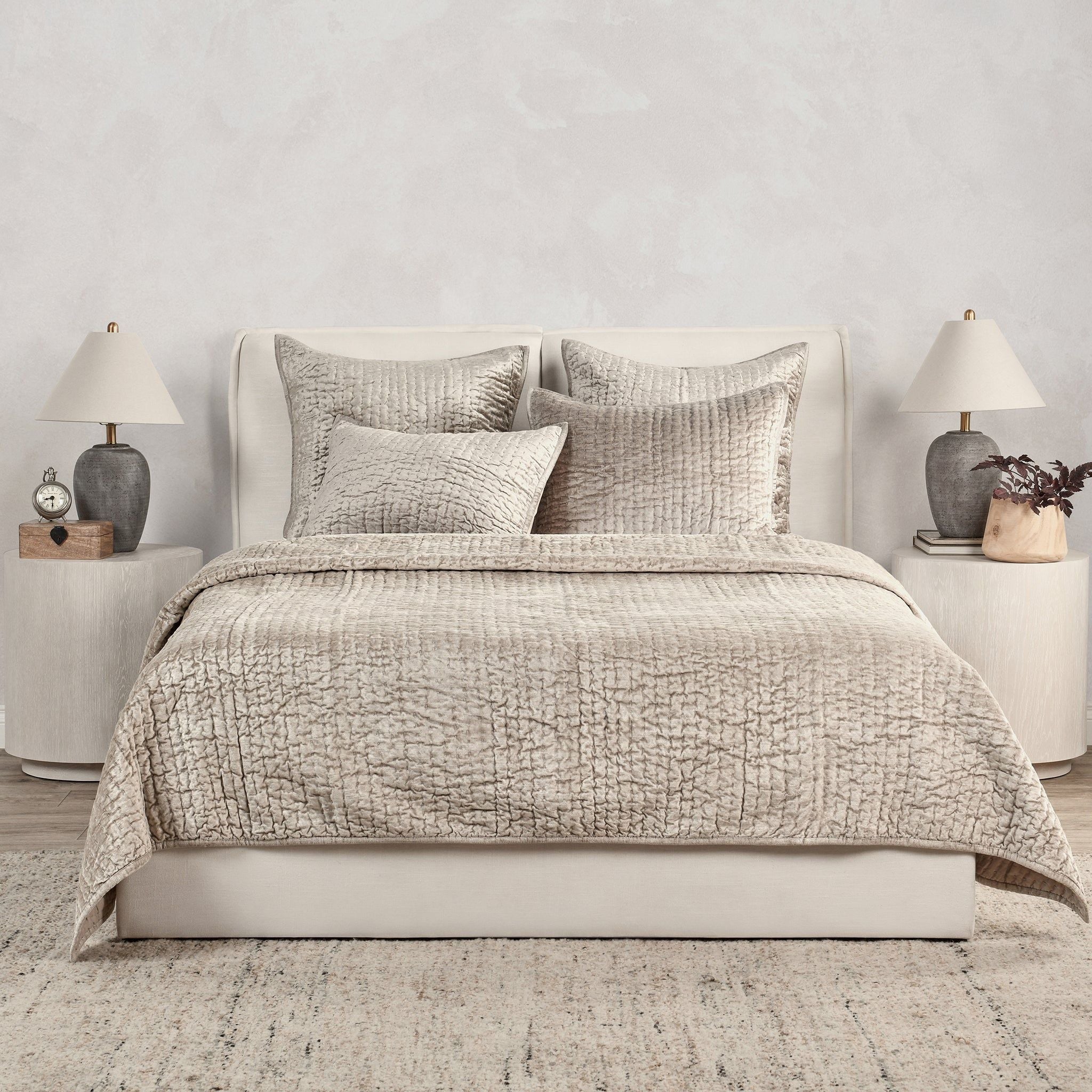 Bari - Velvet Quilt - Pebble