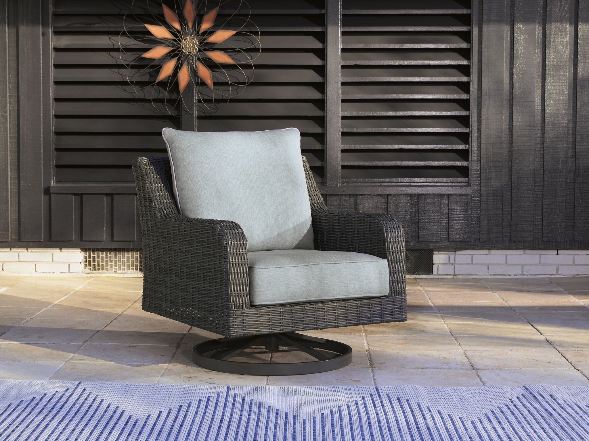 Elite Park - Swivel Lounge w/ Cushion - Gray