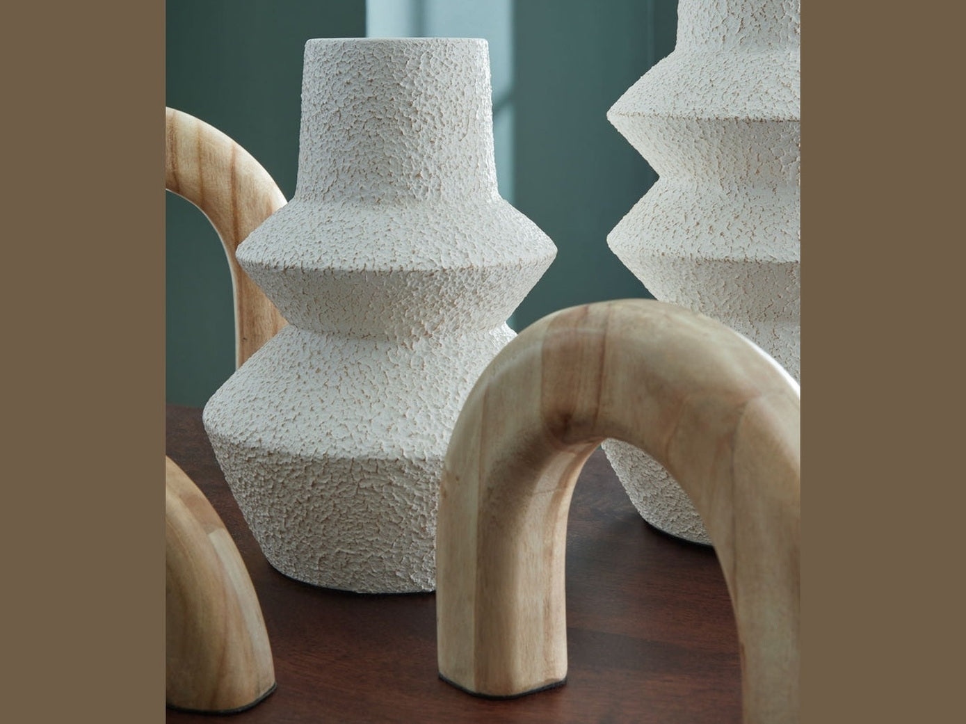 Maddwarth - Accessory Set (Set of 5) - White / Natural Brown
