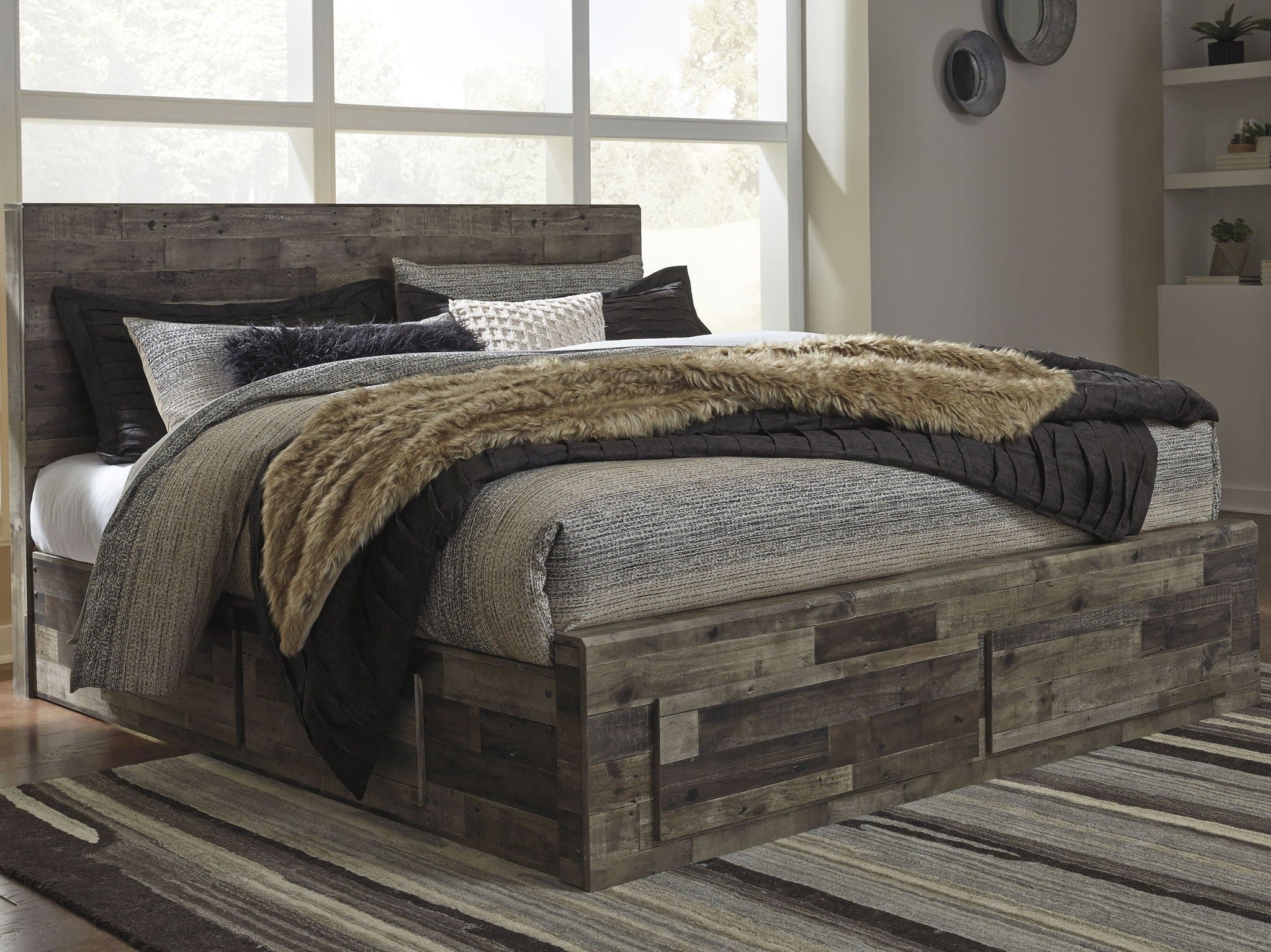 Derekson - Panel Bed