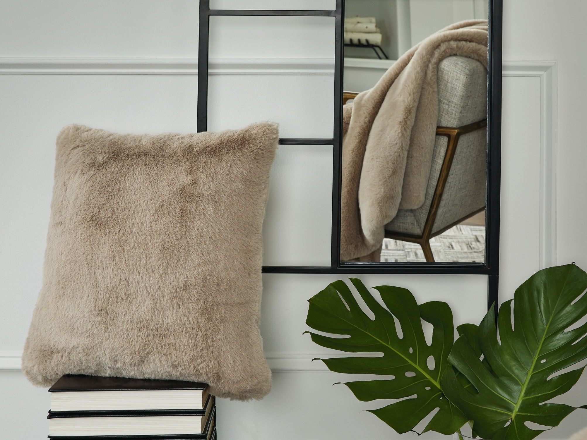 Gariland - Faux Fur Pillow