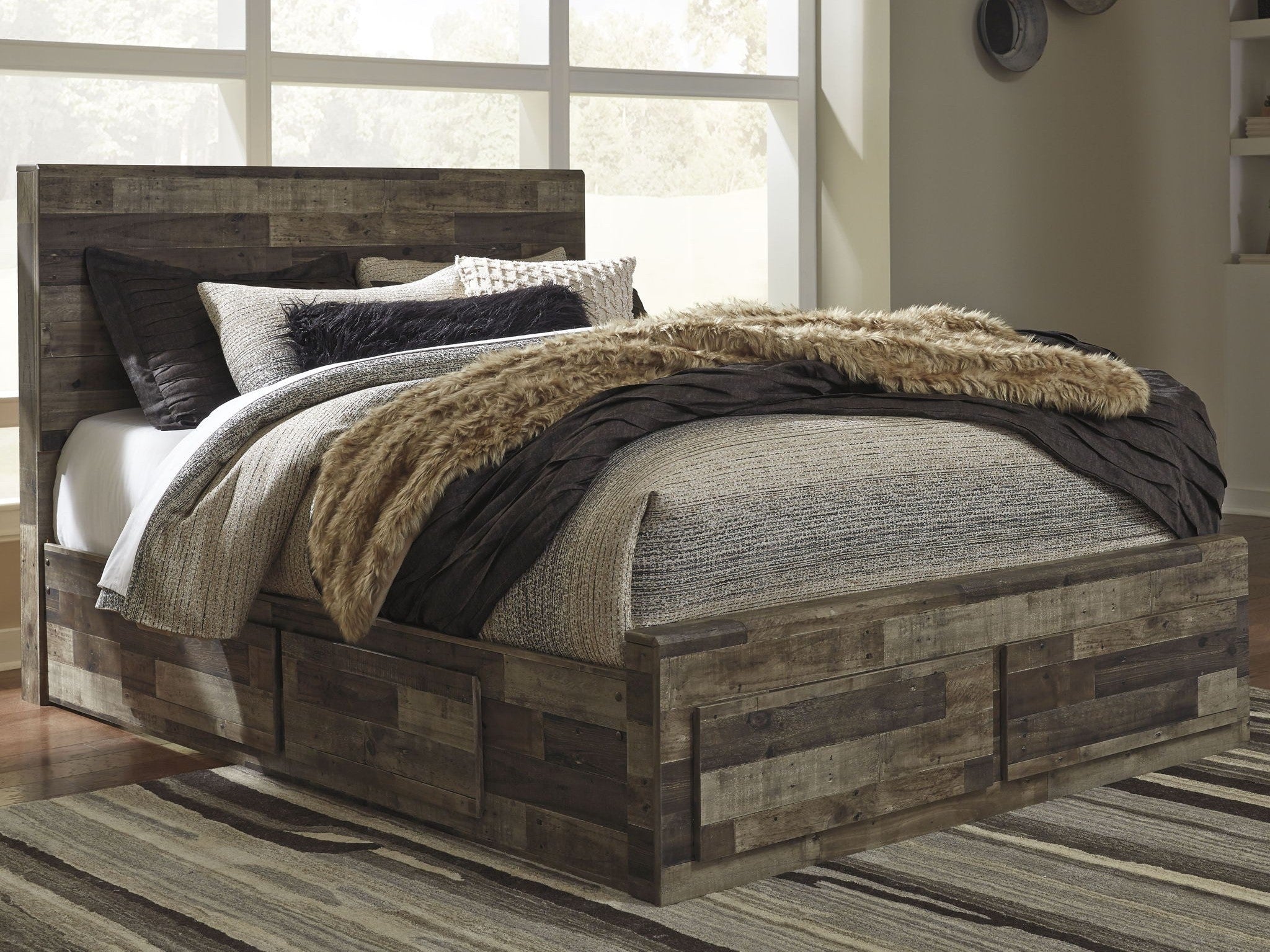 Derekson - Panel Bed