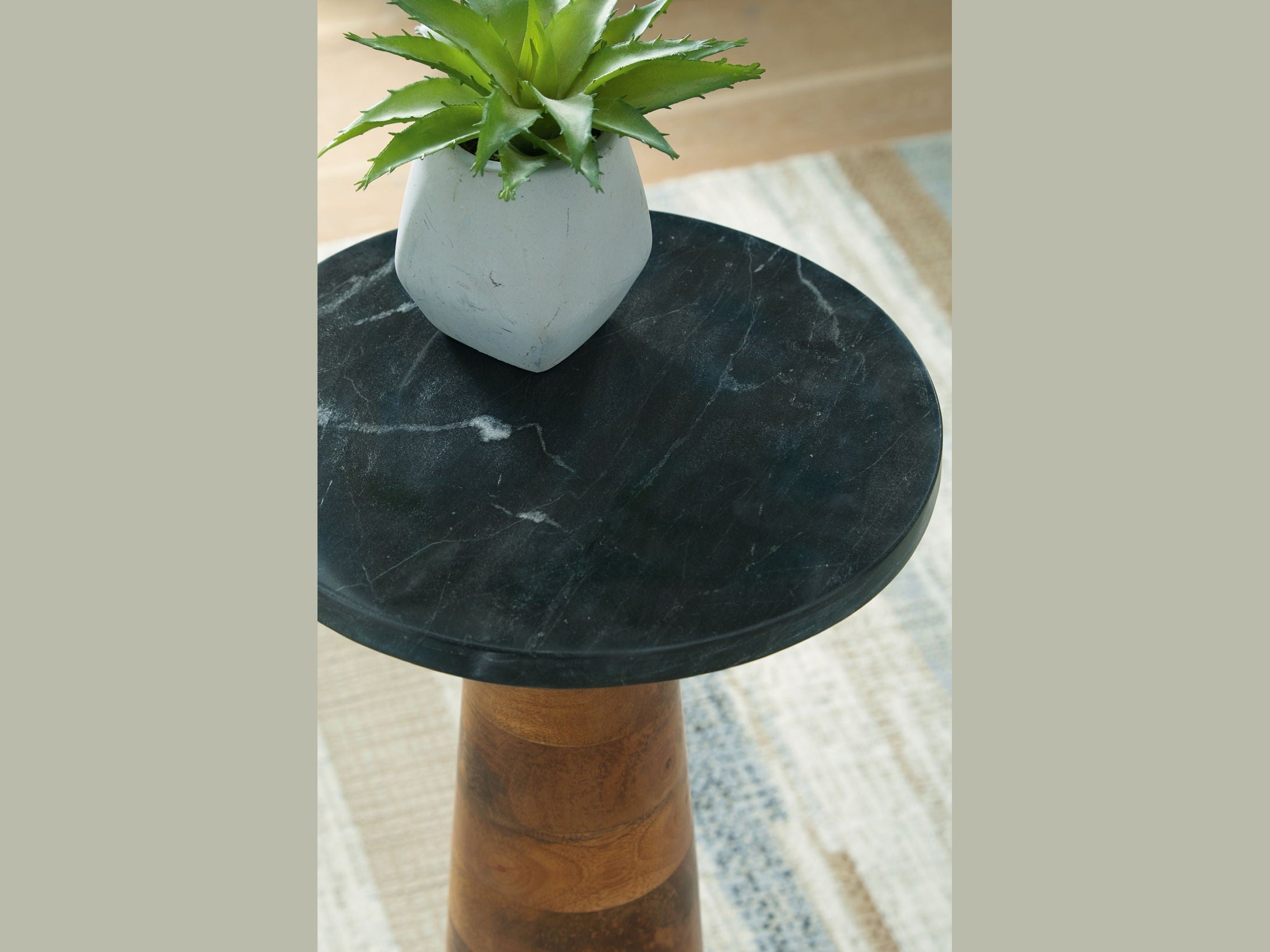 Quinndon - Accent Table - Brown / Black
