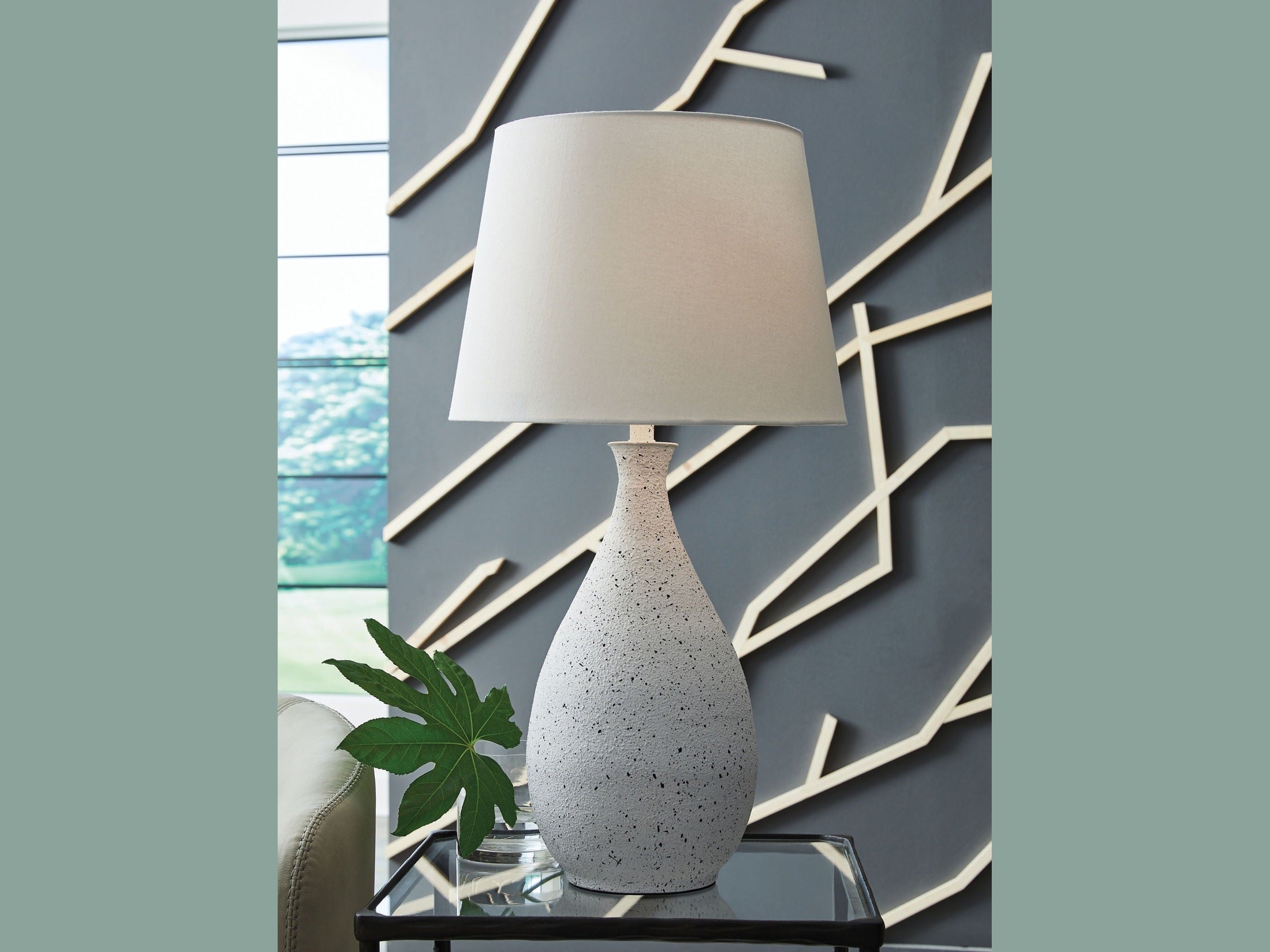 Wyattford - Metal Table Lamp - White / Black