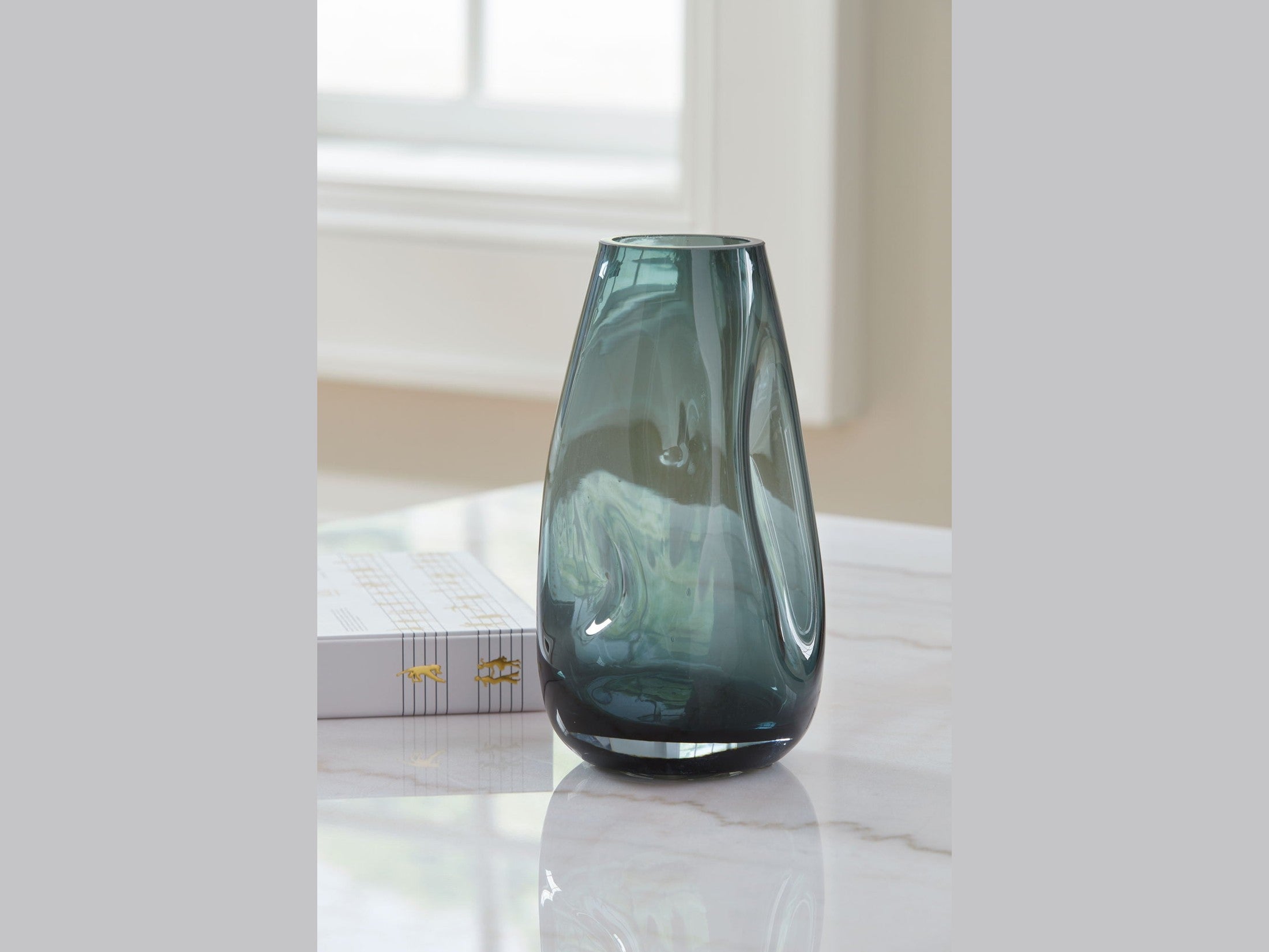 Beamund - Vase - 9"