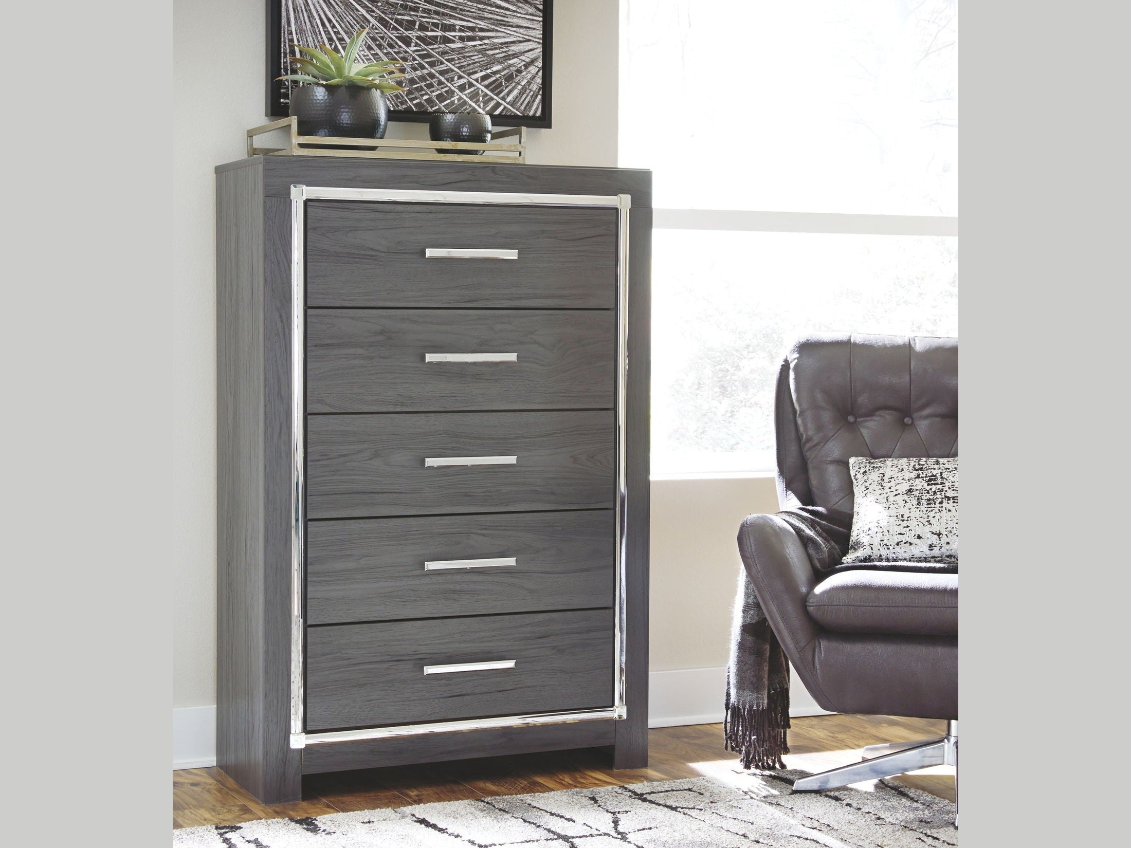 Lodanna - Five Drawer Chest - Gray