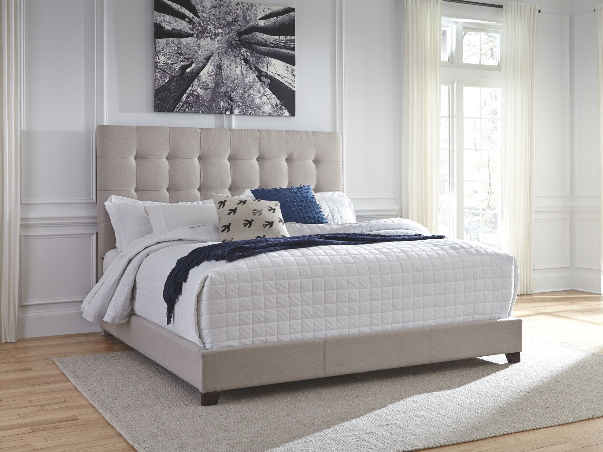 Dolante - Upholstered Bed